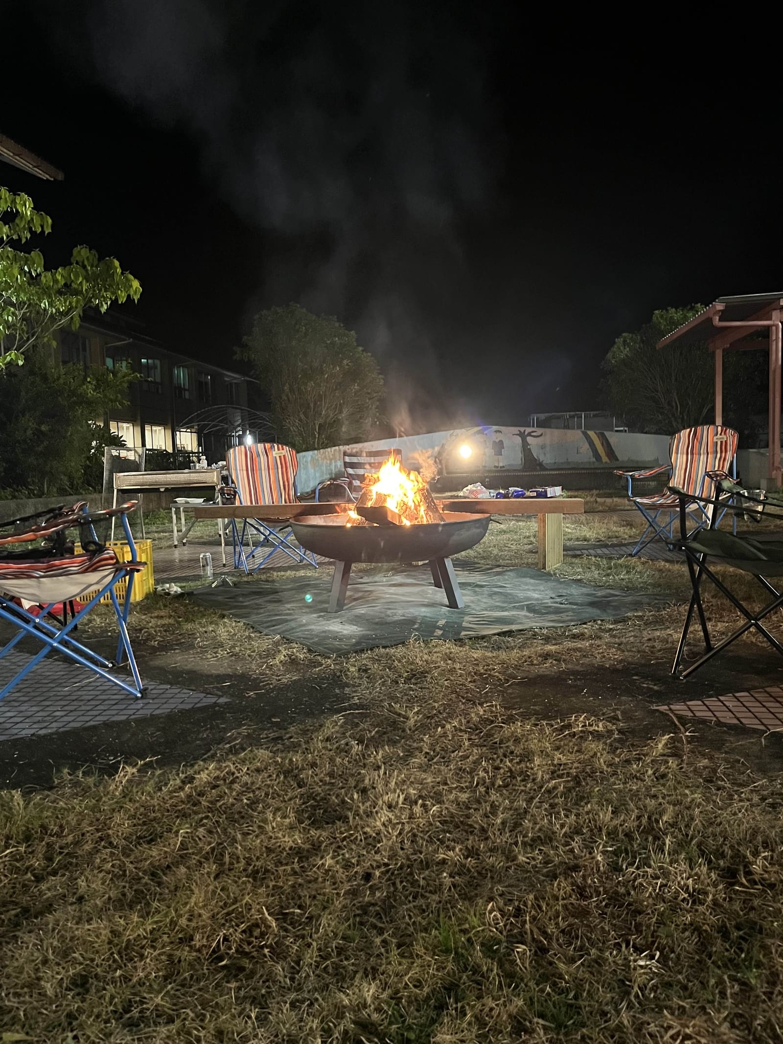 夜の焚火台。奥にブランコが見える