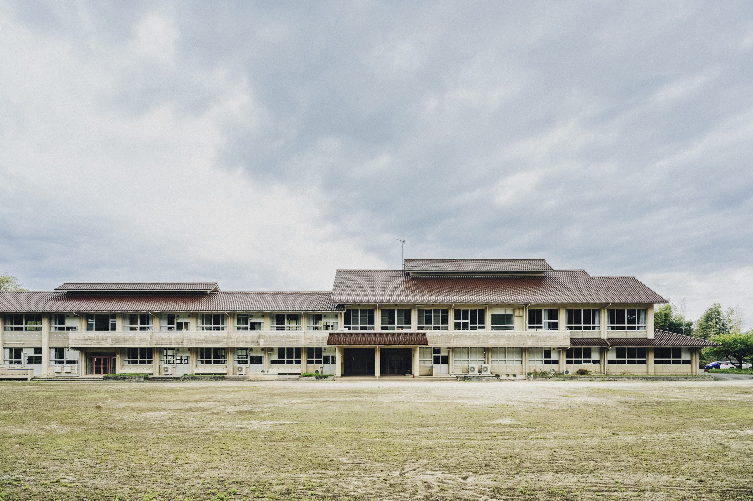 YAMAGA BASE のグラウンド全景(校舎正面)