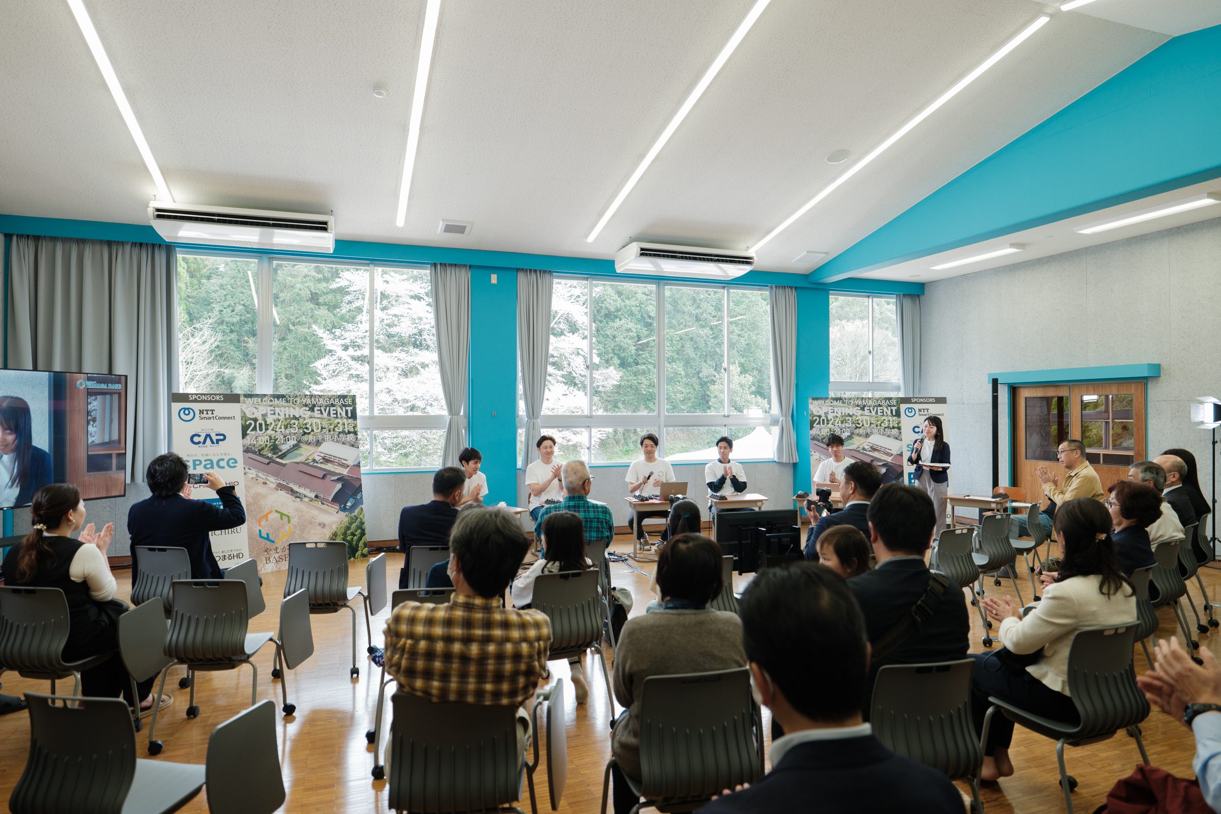 YAMAGA BASE のイベント／合宿の風景。交流ホールに集まった参加者と登壇者たち