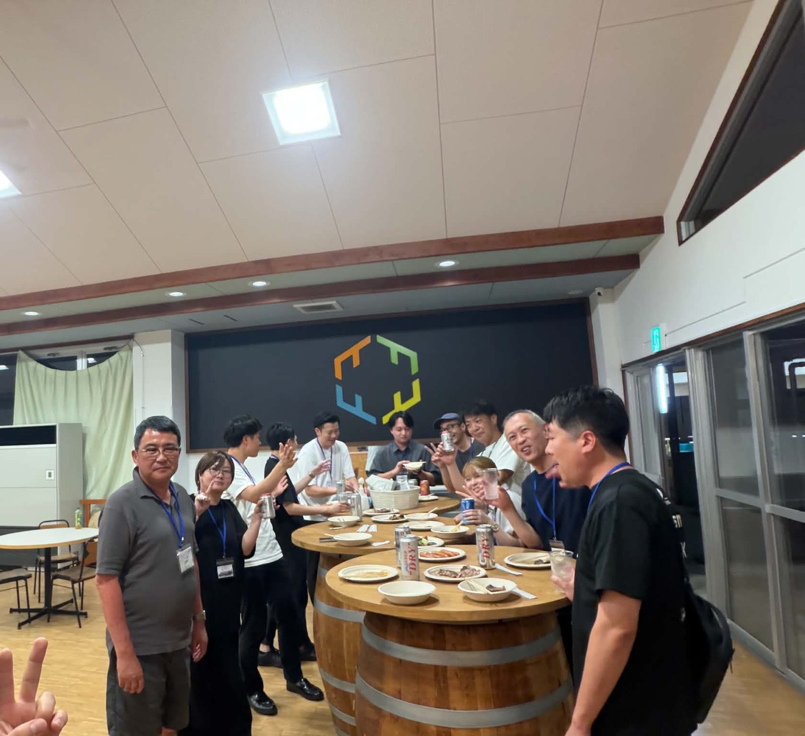 樽のテーブルを囲んだ異業種交流会