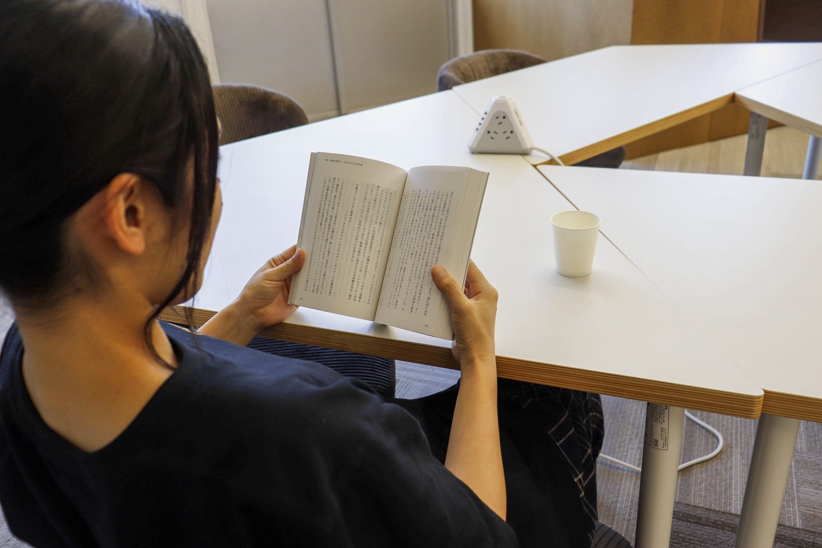 ライブラリで読書する利用者